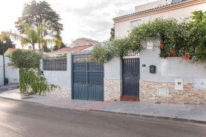 ein weißes Gebäude mit schwarzen Türen auf einer Straße in der Unterkunft Ideal loft Malaga in Málaga