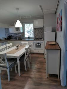 een keuken en eetkamer met een tafel en stoelen bij Strigonia Apartman in Esztergom