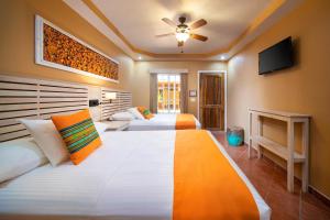 Una cama o camas en una habitación de Mr. Tucan Hotel