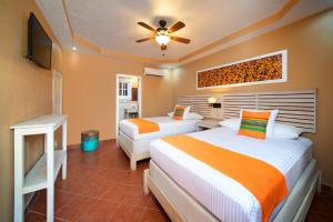 Una cama o camas en una habitación de Mr. Tucan Hotel
