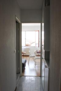 um corredor que leva a uma sala de estar com uma janela em Saint Jean de Luz & Beach by walk em Ciboure