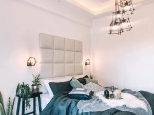 a bedroom with a bed and a white wall at Soderberg ( Near Airport | 50mbps Wifi | Netflix ) in Mactan