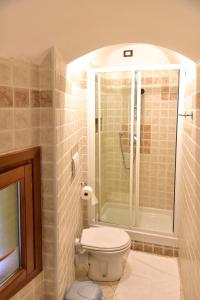 La salle de bains est pourvue d'une douche et de toilettes. dans l'établissement Locanda Dei Boi, à Vintimille