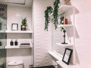 Kopalnica v nastanitvi Soderberg By J&J Homes At Amani Grand Resort Residences Near Airport
