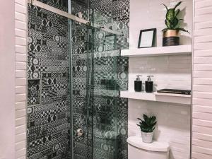 uma cabina de duche com WC na casa de banho em Soderberg ( Near Airport | 50mbps Wifi | Netflix ) em Mactan