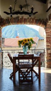 un tavolo con un vaso di fiori sul balcone di Casa Ondina a Porlezza