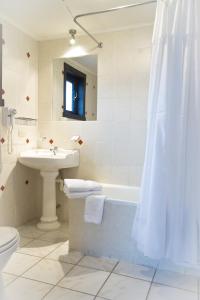 uma casa de banho com uma banheira, um lavatório e um WC. em Weisserhaus em Puerto Varas
