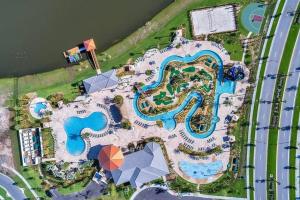 キシミーにあるG - New 5 Bedroom Home - 5 Miles to Disney - Free Water Park - Private Poolの大型ウォーターパークのオーバーヘッドビュー