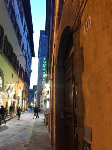 un callejón en una ciudad con gente caminando por la calle en Leonardo's Signoria Flat, en Florencia