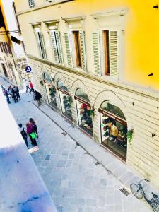 un grupo de personas caminando por una calle al lado de un edificio en Leonardo's Signoria Flat, en Florencia