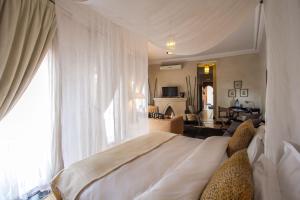 Postel nebo postele na pokoji v ubytování Riad Mayfez Suites & Spa