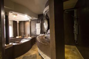 Koupelna v ubytování Riad Mayfez Suites & Spa