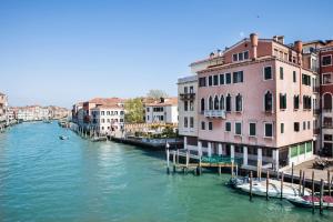 - Vistas a un canal con barcos en el agua en Palazzetto Foscari en Venecia