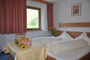 un soggiorno con divano e tavolo con sidro da tavolo. di Hotel Kleon a Vent