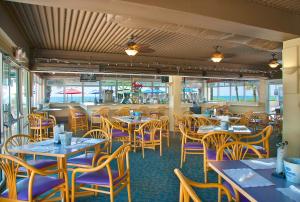 een eetkamer met tafels en stoelen in een restaurant bij Oceanfront Litchfield Inn in Pawleys Island