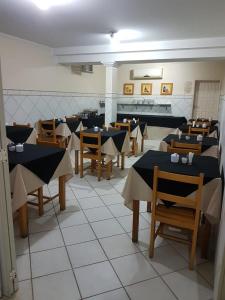 Ein Restaurant oder anderes Speiselokal in der Unterkunft Hotel Águia 