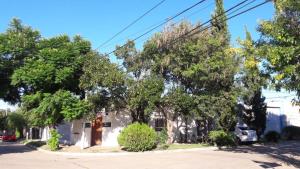 una casa con árboles al lado de una calle en Desayuno en Tiffany's en Arroyo Seco