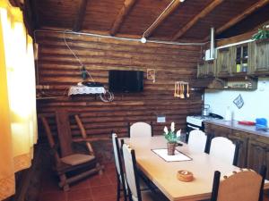 comedor con mesa y cocina en Cabañas Sehuen en Uspallata
