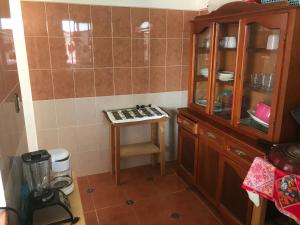 een keuken met een houten kast en een tafel bij La Casita De Marlen in Puerto Ángel +39 foto's