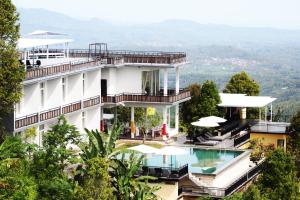 a building with a swimming pool and a resort at Atres Sari Resort in Munduk