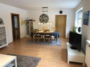 a living room with a dining room table and chairs at Alter Ortskern Worpswede in Worpswede