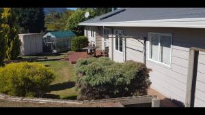 una casa con un cortile accanto a una casa di The Retreat Taupo a Taupo