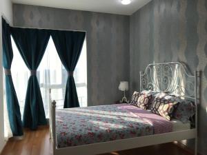 a bedroom with a bed and a window at Homestay de Putra in Kajang
