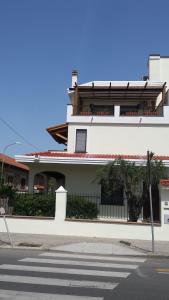 un bâtiment blanc sur le côté d'une rue dans l'établissement La Terrazza Sul Parco, à Oristano