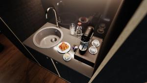un bancone del bagno con lavandino e piatto di cibo di Boutique Hotel Josef a Zurigo