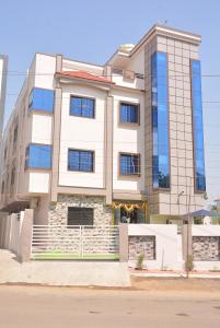 un edificio all'angolo di una strada di Hotel Sai Guest House a Nagpur