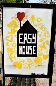 een bord met de woorden makkelijk huis erop bij Easy house in Pai
