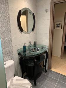 ストウパにあるFinikes Apartmentsのバスルーム(洗面台、鏡、トイレ付)