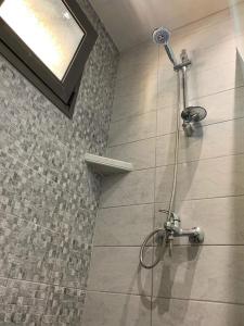 ストウパにあるFinikes Apartmentsの石壁のバスルーム(シャワー付)