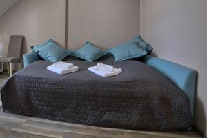 Una cama con dos toallas encima. en Sirály Panzió Tópart, en Tata