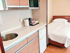 Dapur atau dapur kecil di East King Business Hotel (West Lake store, Hangzhou)