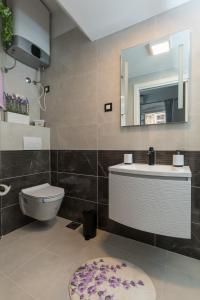 Ein Badezimmer in der Unterkunft Guest House Tomasi One
