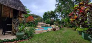 un patio con piscina y un patio con plantas en Jessica's Self-catering, en Durban
