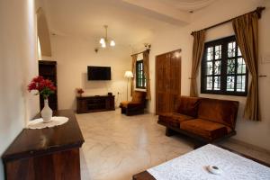 a living room with a couch and a table at Casa Margarida in Calangute