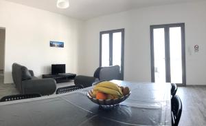 un cesto di frutta su un tavolo in una stanza di Casa Vacanza Gemini a Marsala