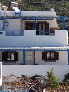 Livadi AstypalaiasにあるKarabo Hotelの青色の白い家