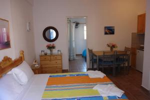Livadi AstypalaiasにあるKarabo Hotelのベッドルーム1室(ベッド1台、テーブル付)、キッチン