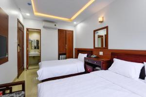 Postel nebo postele na pokoji v ubytování Royal Hotel District 2