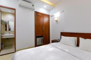 Postel nebo postele na pokoji v ubytování Royal Hotel District 2