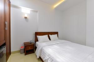 Postel nebo postele na pokoji v ubytování Royal Hotel District 2