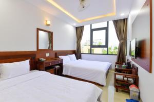 Postel nebo postele na pokoji v ubytování Royal Hotel District 2