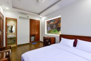 Postel nebo postele na pokoji v ubytování Royal Hotel District 2