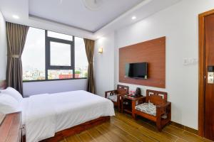 TV a/nebo společenská místnost v ubytování Royal Hotel District 2 + 28 fotografií