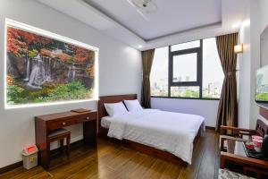 Postel nebo postele na pokoji v ubytování Royal Hotel District 2