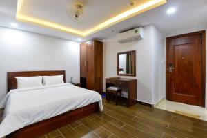 Postel nebo postele na pokoji v ubytování Royal Hotel District 2