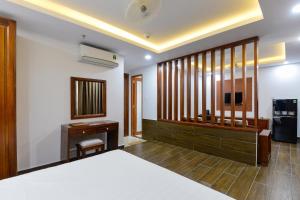 Postel nebo postele na pokoji v ubytování Royal Hotel District 2